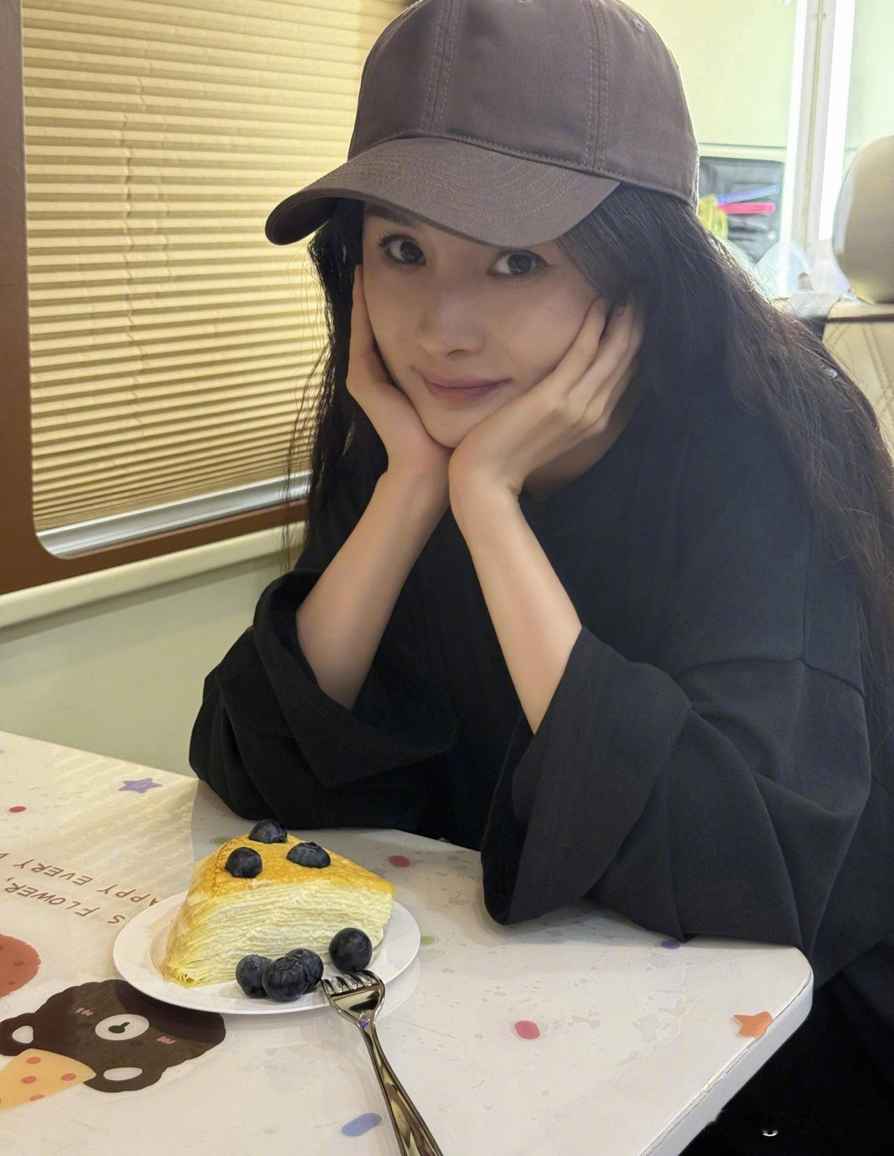杨幂晒近照宣传新角色！
6月5日，杨幂晒出近照。休闲棒球帽搭配宽松黑衣，杨幂手托