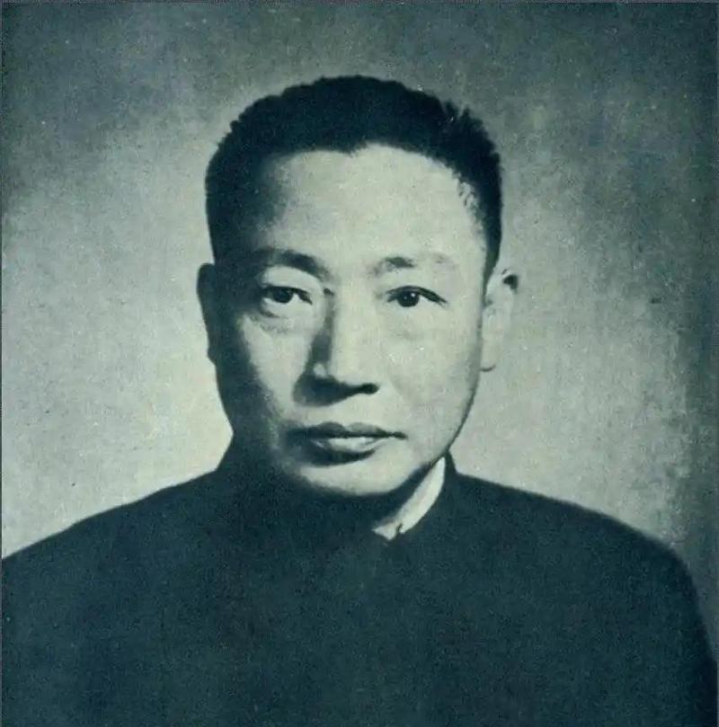 1956 年深秋台北一栋独栋宅院，佣人听见二楼书房传来重物倒地的闷响，推门进去时
