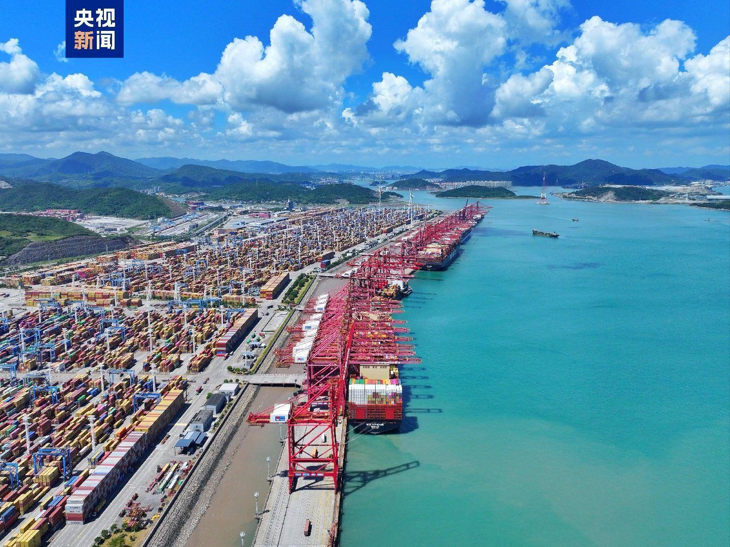 2025年，宁波舟山港完成货物吞吐量突破14亿吨，连续17年位居全球第一；年集装