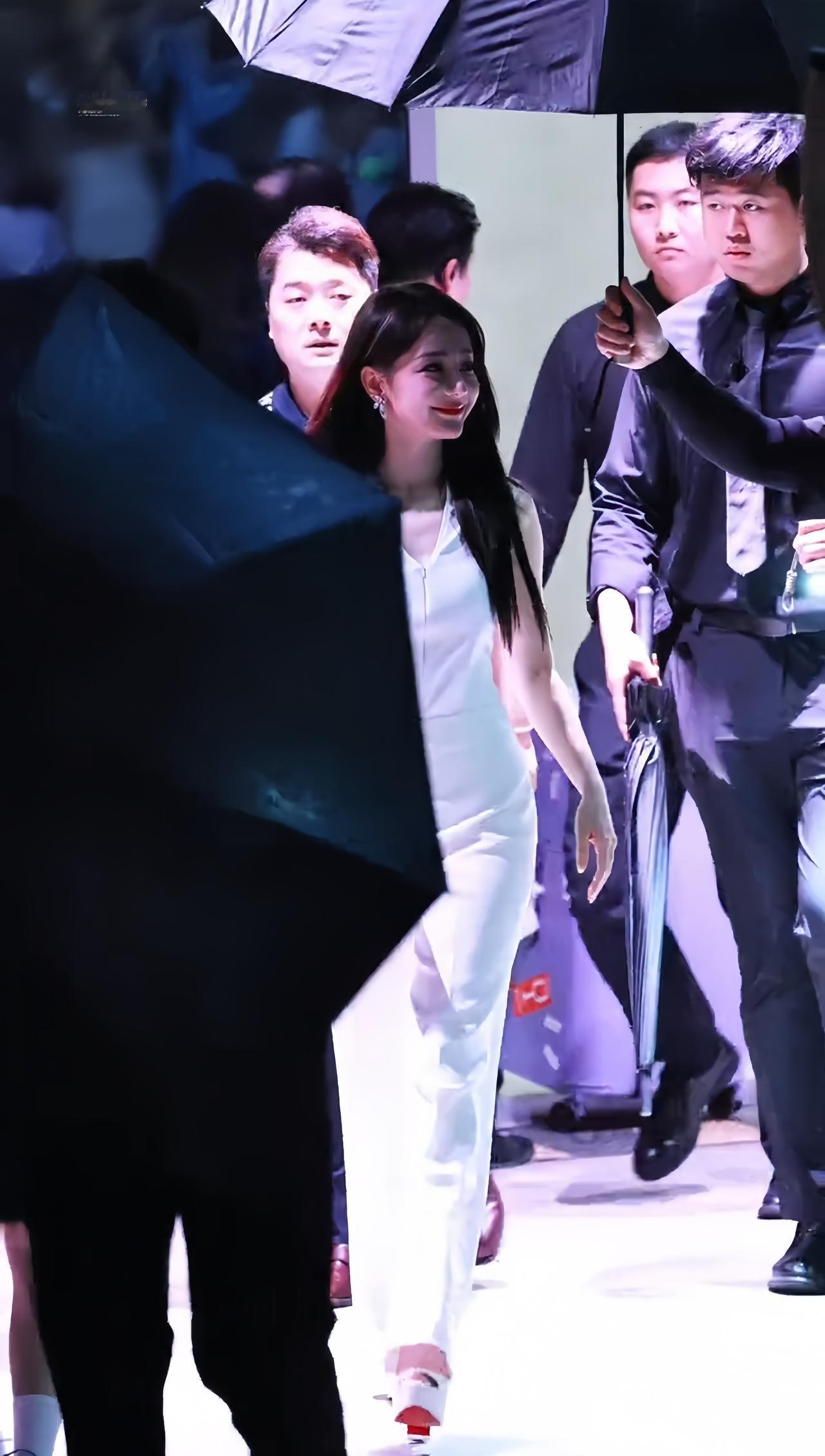 此女 脸真得真得真得好小 好精致

迪丽热巴 路虎卫士 迪丽热巴超话 ​
