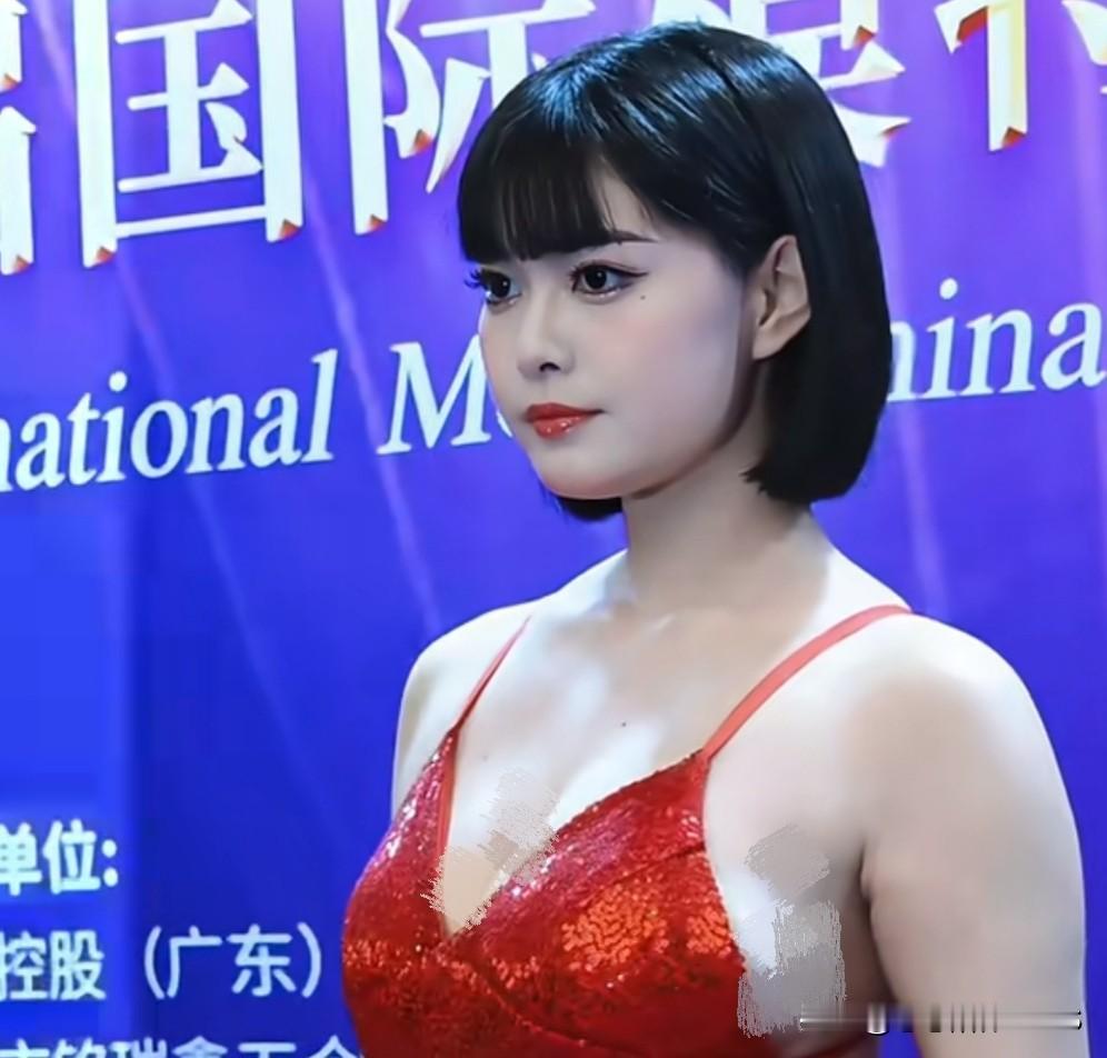 草根逆袭还得看咱们江苏姑娘！
寒晓萱拿下这届国际模特大赛江苏冠军，
现场互动直接