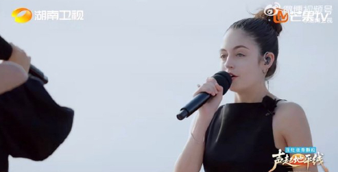 散场了还走不出来。脑子里全是旋律和她们对视的画面。这后劲，得缓好几天。起猛了误入