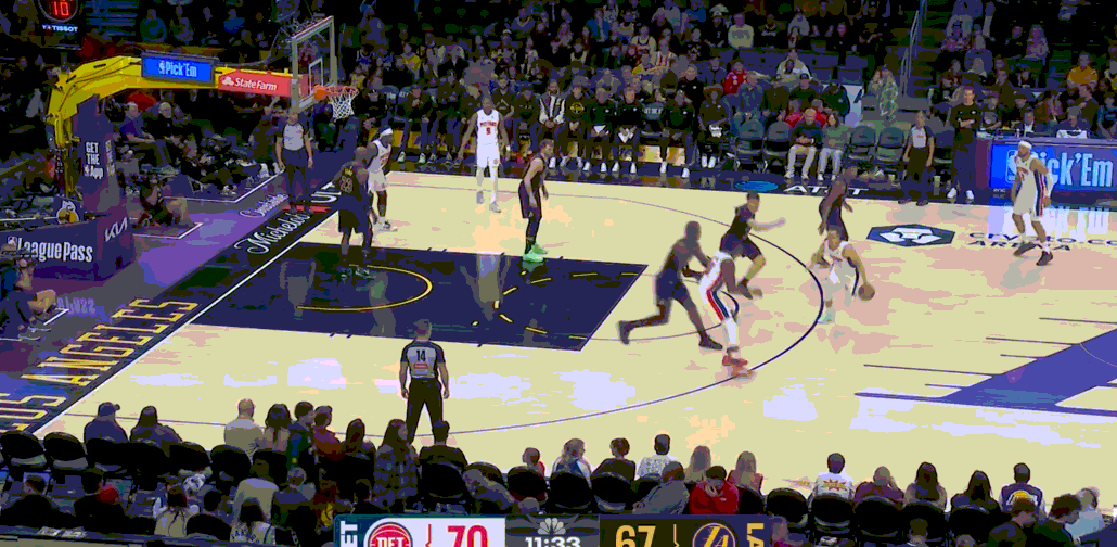 第三节初雷迪克赛季第一次让艾顿面对挡拆出击包夹，同时完全放掉非空进行收缩，取得了