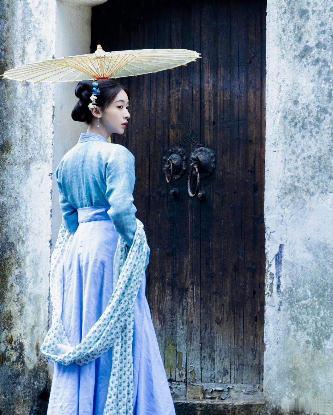 #吴谨言背好薄#体态真的一绝[春游家族]不愧是跳芭蕾出身的[春游家族]​​​
