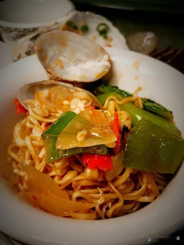 成年人的生活中，真的鲜有人问“累不累”。就像林姐，28岁女同事安然没带饭，她一分