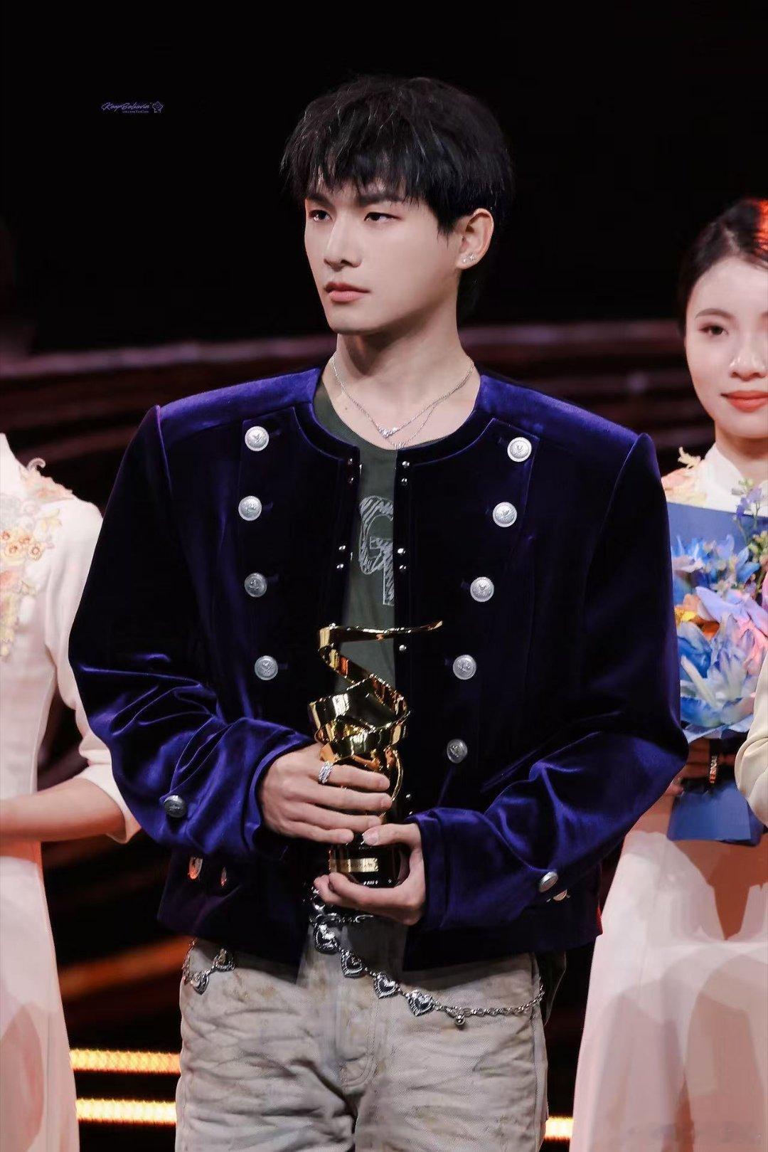 姚琛十分钟把我一天的事干了姚琛冬泳10秒记录拥有者姚琛简直是运动狂人！十分钟搞定