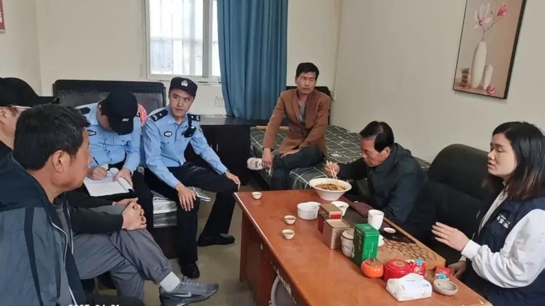 警社携手，化纠纷重修和谐“招牌”

“一个招牌，要这么多钱，这不是讹人么……”4
