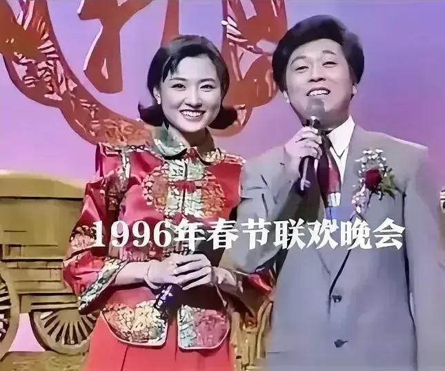 周涛第一次上春晚时，是1996年，那年，她28岁。喜庆富贵的中式衣裙，复古式的翻