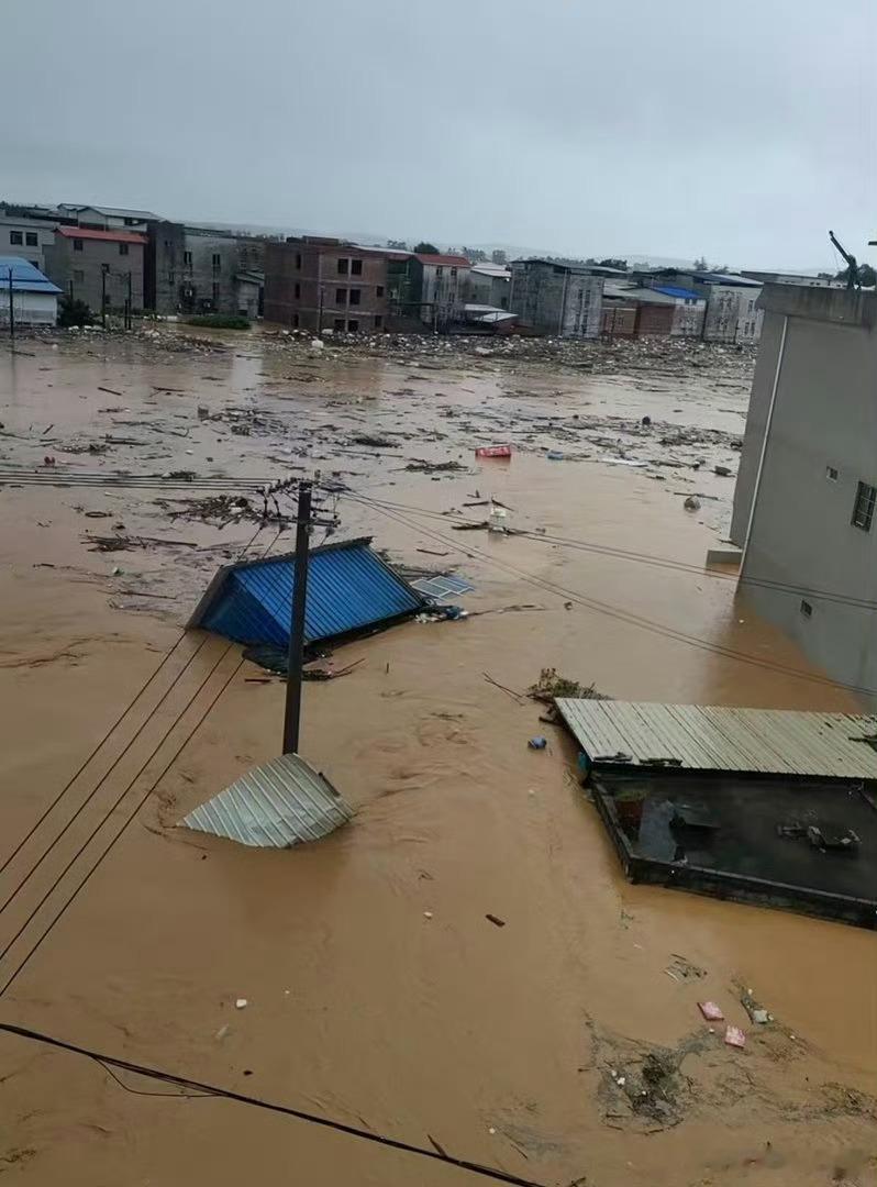 广西抗洪上周五晚上赶上了一场暴雨+冰雹，风刮得雨像海浪一样前赴后继，伞被吹翻倒扣