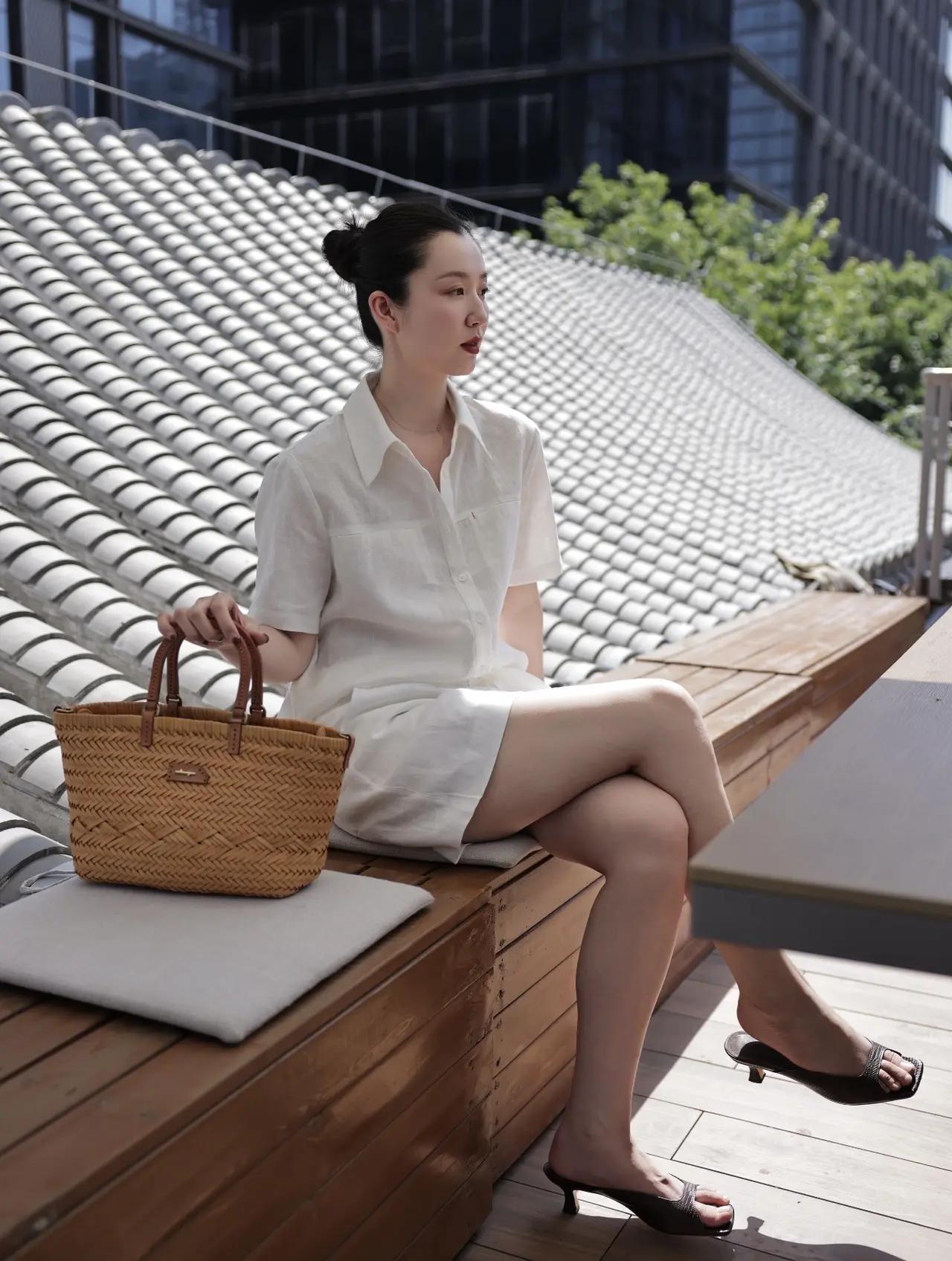 光影交错，白衣美女映在其中，粉面含春，让人心动。