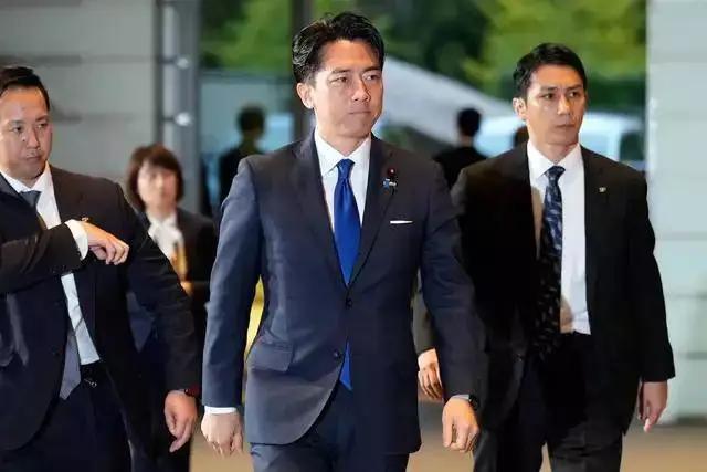 中国军费不透明，日本防卫大臣小泉进次郎摆出审计官架势，说中国军费数据没经像日本国