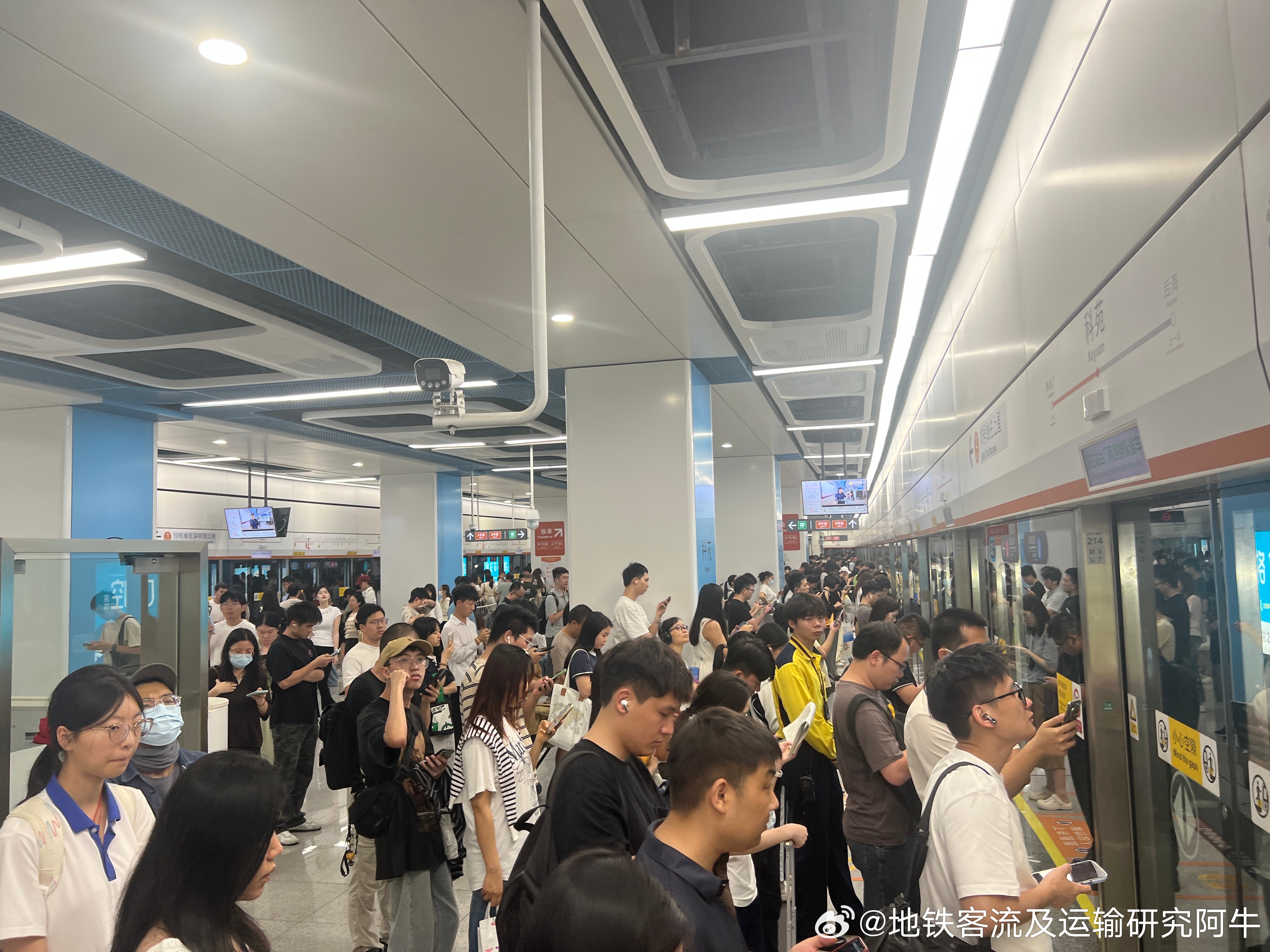 【深圳地铁港铁深圳 】网友： 2026年5月22日（周五，晴间多云）18:15，