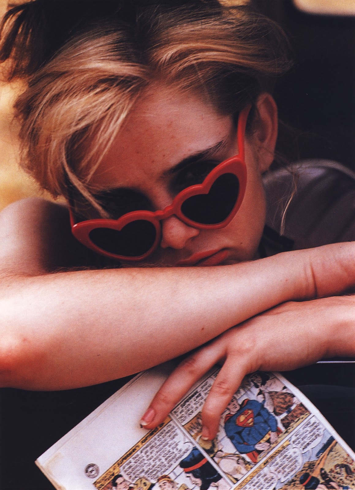 ❤️🕶️❤️1962年，少女苏·莱恩在斯坦利·库布里克《洛丽塔》中的一幅剧照。