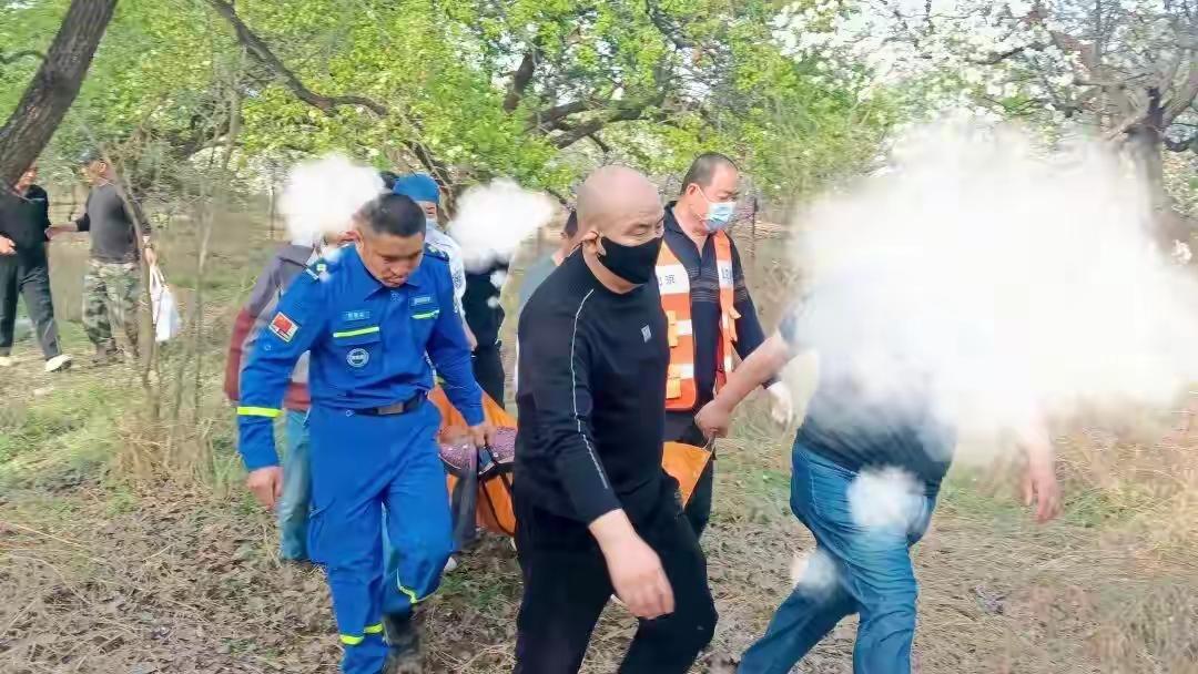 87岁老人梨园绝境求生，108小时滴水未进终获救
八旬老人深陷自家梨园，五天四夜