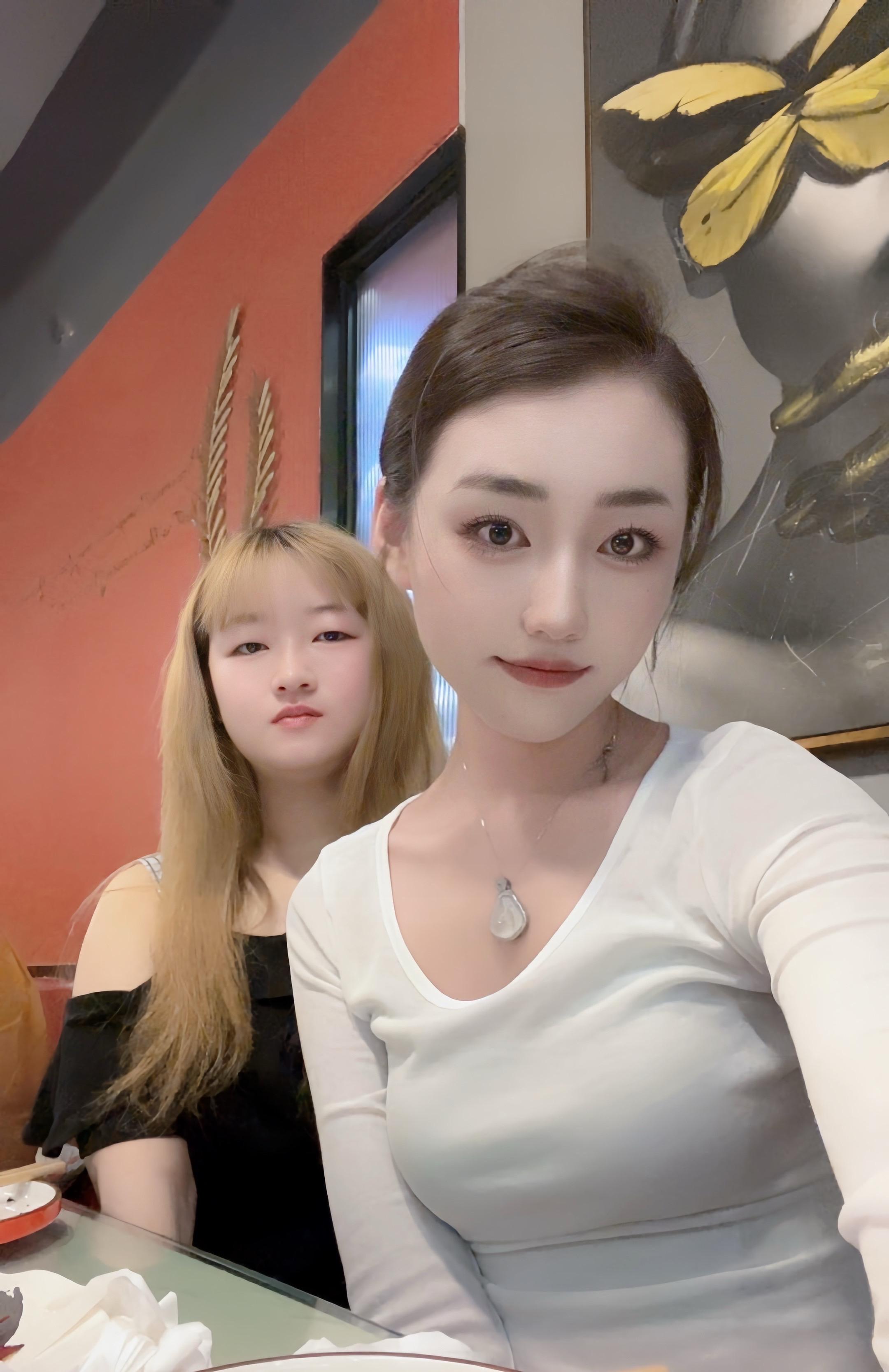 隔着屏幕分享屁事的女孩今天在身边