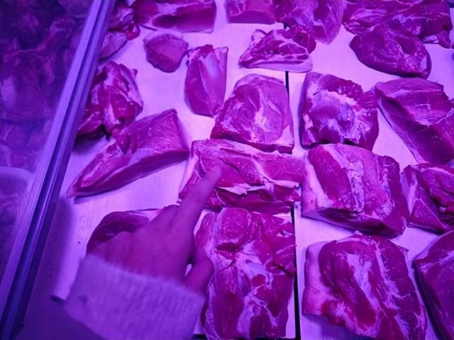 市场“生鲜灯”屡禁不止，买肉买菜别再被美颜骗了！ 2023年起就明令禁止用改变食