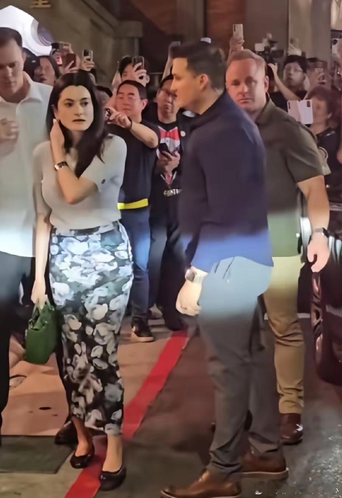 黄仁勋的混血女儿和他长得好像啊。 