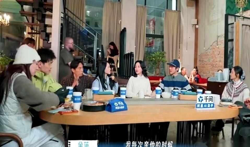 金莎这恋爱谈的，真是没把镜头当外人。 她看着旁边小她19岁的男友孙丞潇，突然开口