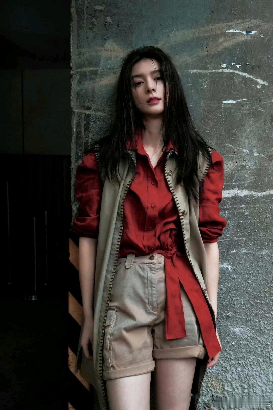 傅菁街头随意一走，随手拍出画报感，衬衫正红惹眼，衬得她好港风，氛围感直接拉满！ 