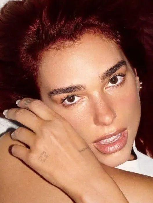 Dua Lipa 发布新照，概念很绝！
Dua Lipa 于 2023 年 10