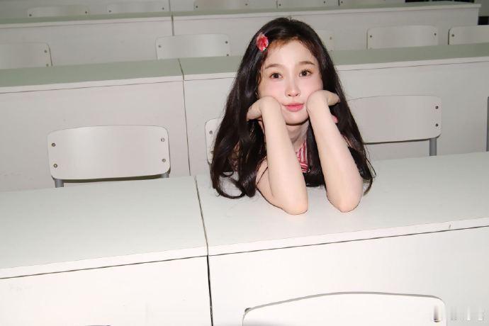 虞书欣的三张写真由何与掌镜拍摄，作品被逐一发布，画面质感统一且各有亮点，展现拍摄