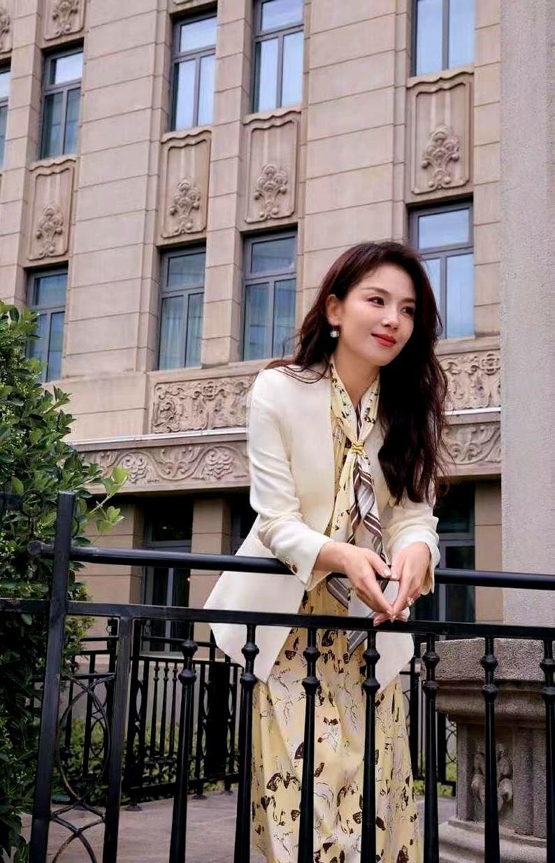 47岁的刘涛，出门三件宝：护腰垫，老花镜，中药包。
 
刚第九次登上春晚，镜头前