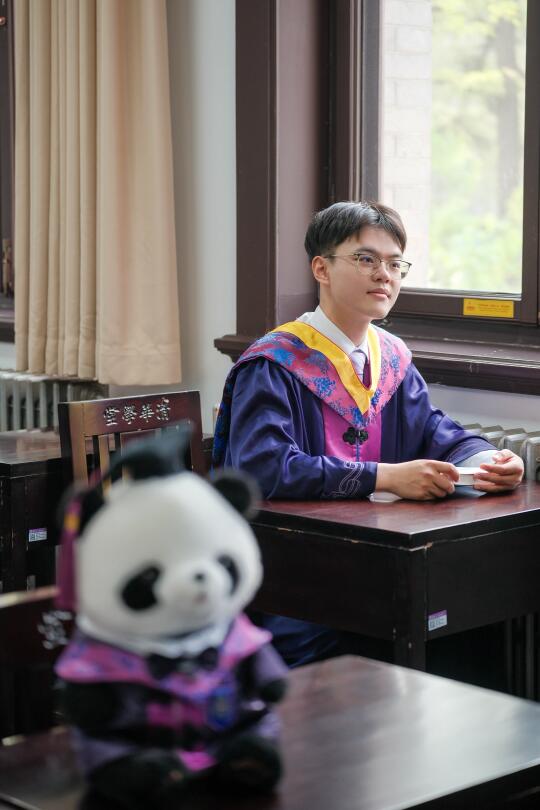 跟着女摄 | ✓get清华男生毕业照这么拍吧