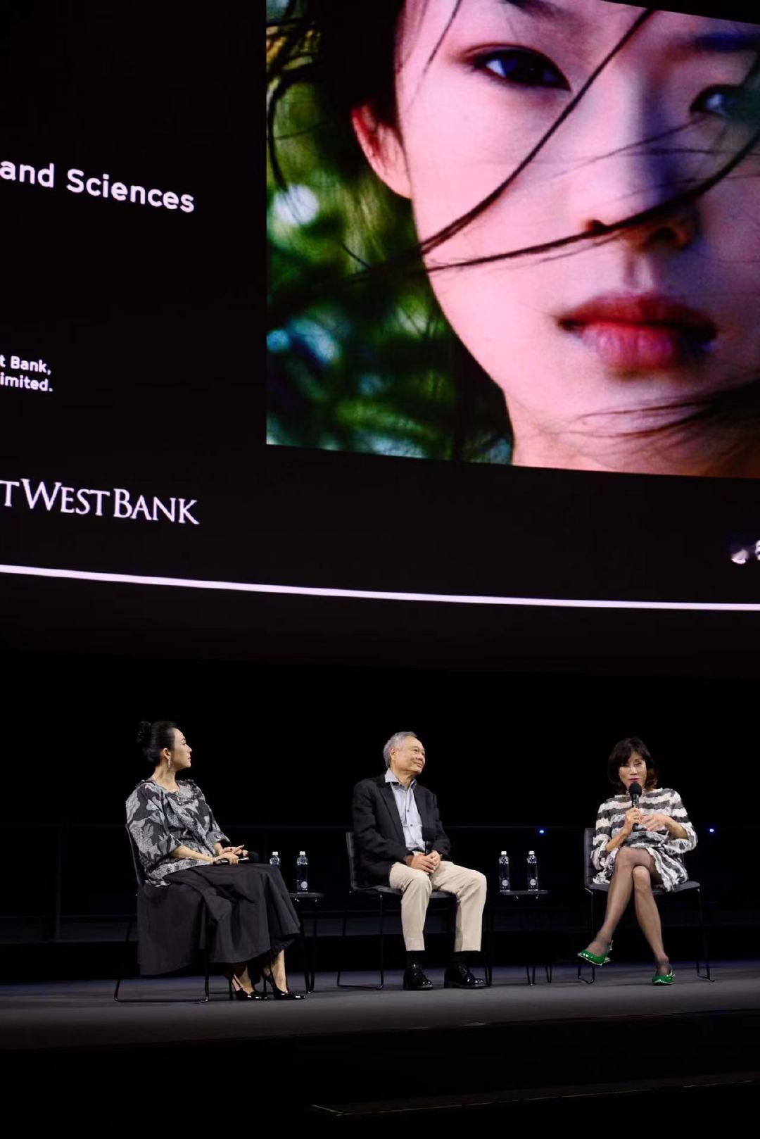 章子怡等到了李安的拥抱李安章子怡的超长世纪拥抱 在洛杉矶奥斯卡博物馆，章子怡与李