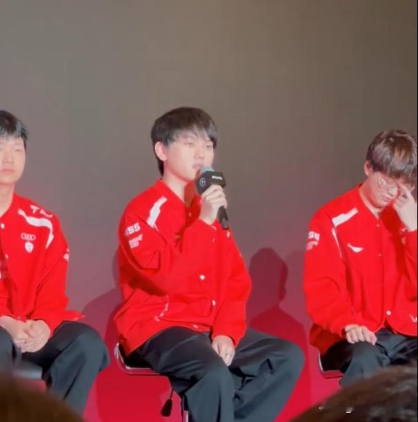 Jackeylove和ELK在春决媒体日上的隔空对话：
JKL：Elk选手我觉得