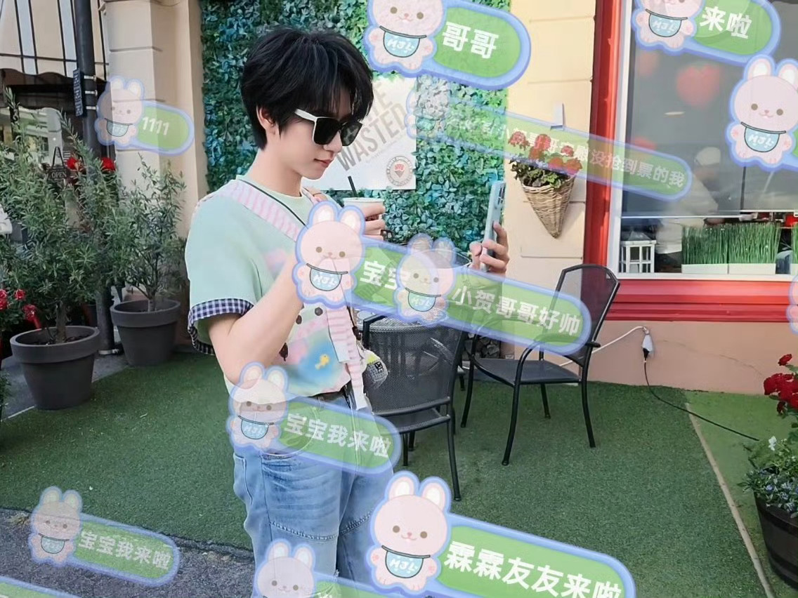 贺峻霖官方认证贺峻霖 二代唯一all绿 所以我们没义务不举绿色演唱会人手一个章鱼