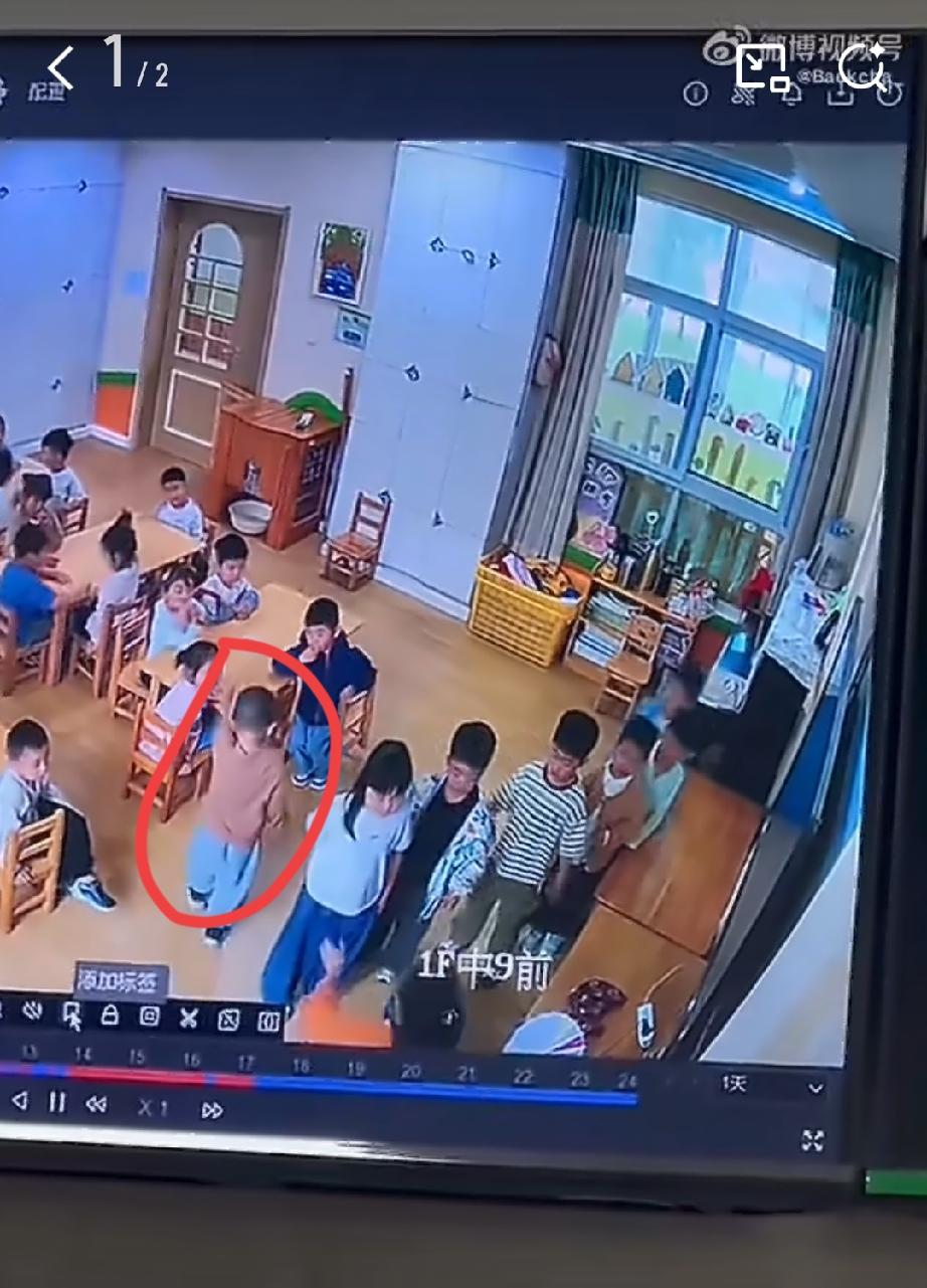 热熔胶烫孩子的女幼师，视频中有两个细节让人震惊。

第一、女童被烫之前有个男孩哭