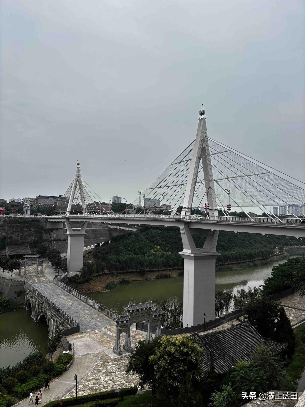 三原县清峪河随拍，这个关中上郡牌楼，这是啥意思，旁边还有永清门，龙桥和斜拉桥，由