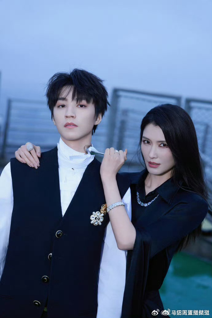 王俊凯徐洁儿豪门姐弟感王俊凯徐洁儿豪门姐弟既视感她执伞为刃，他垂睫成盾。黑色衣角