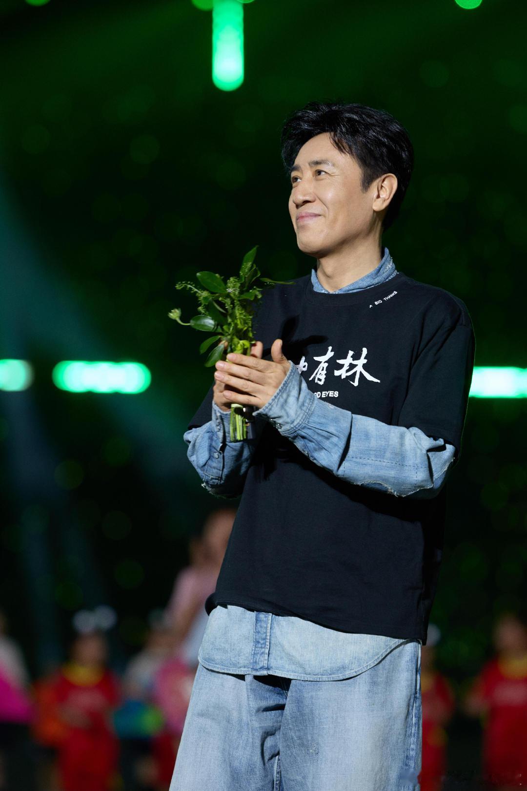 于和伟八句东北话花式夸家乡谁被于和伟的乡音整破防了？从银幕上的廉加海到体育场的家