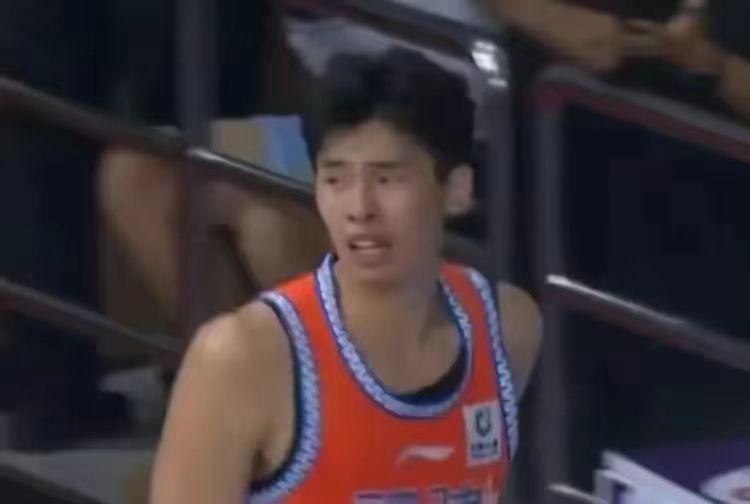 好家伙，CBA这仨菜鸟首秀一个比一个硬！
1、福建浔兴男篮选秀球员（第5顺位）邹