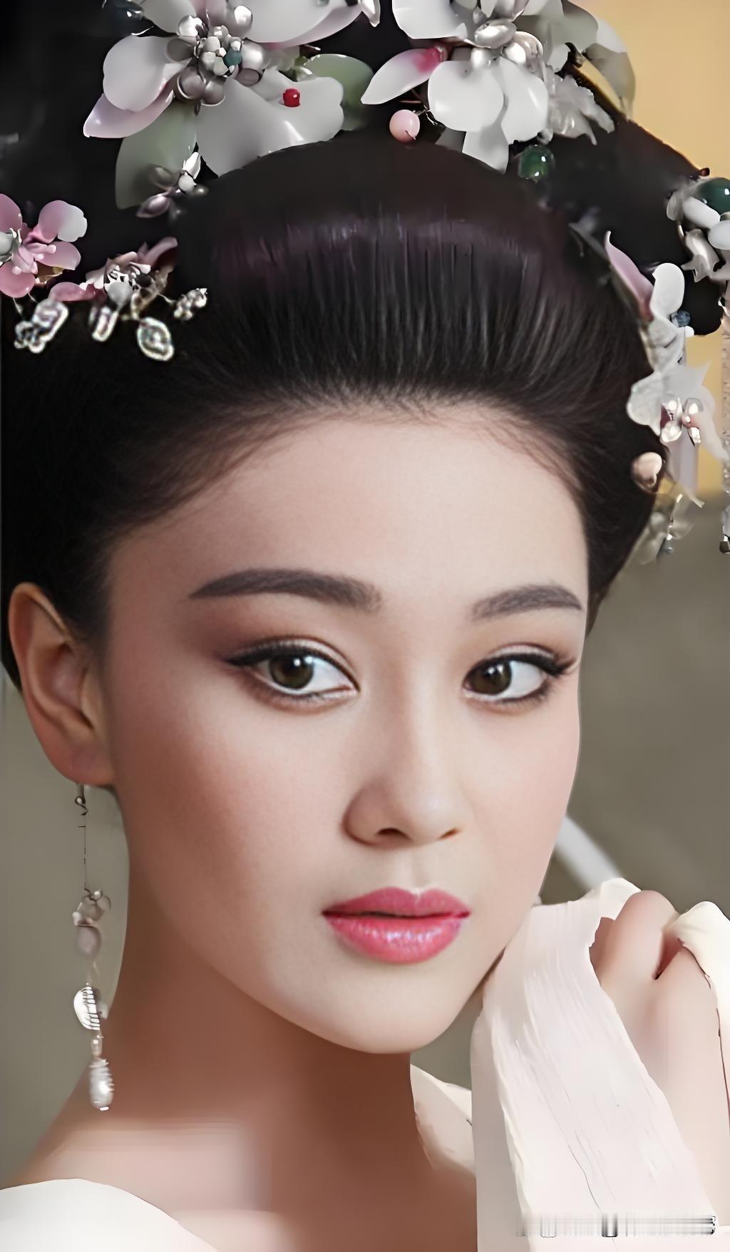 这三位同岁美女演员，颜值大PK，你更喜欢谁呢？你能说出她的名字吗？评论区告诉我！