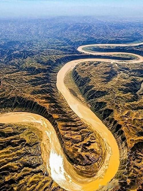 上联（出）：绿水本无忧，因风皱面；
下联（对）：黄土自平腴，缘雨皴裂。