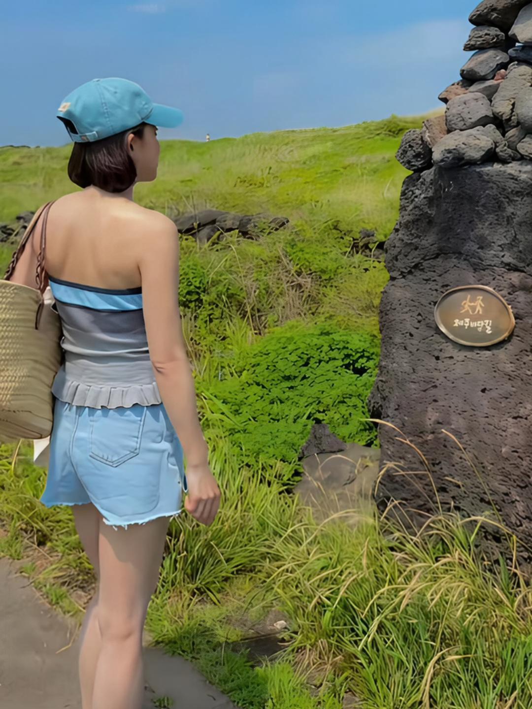 端午节，马龙老婆夏露晒出游韩国济州岛的美照。
      夏露独自一人在济州岛游