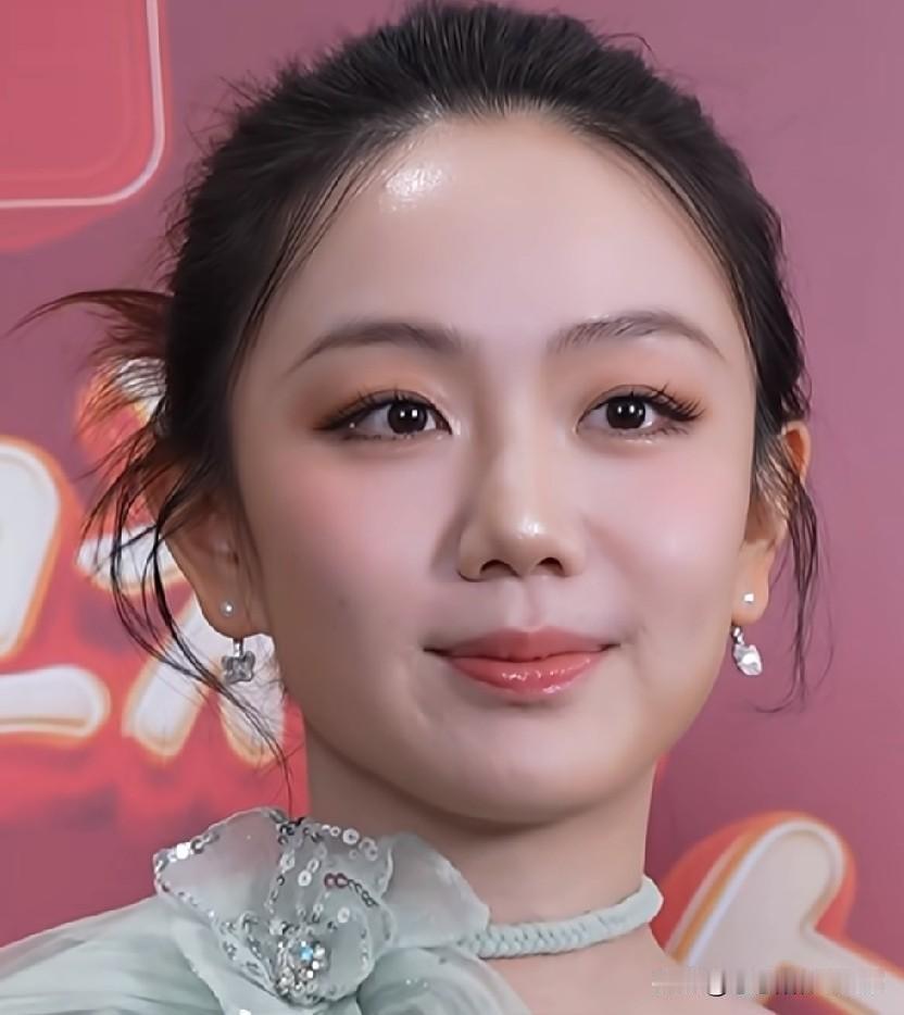 许嵩和冯禧这一对，两人背景还挺有看点！许嵩是知名音乐人，冯禧本身条件出众，家庭家