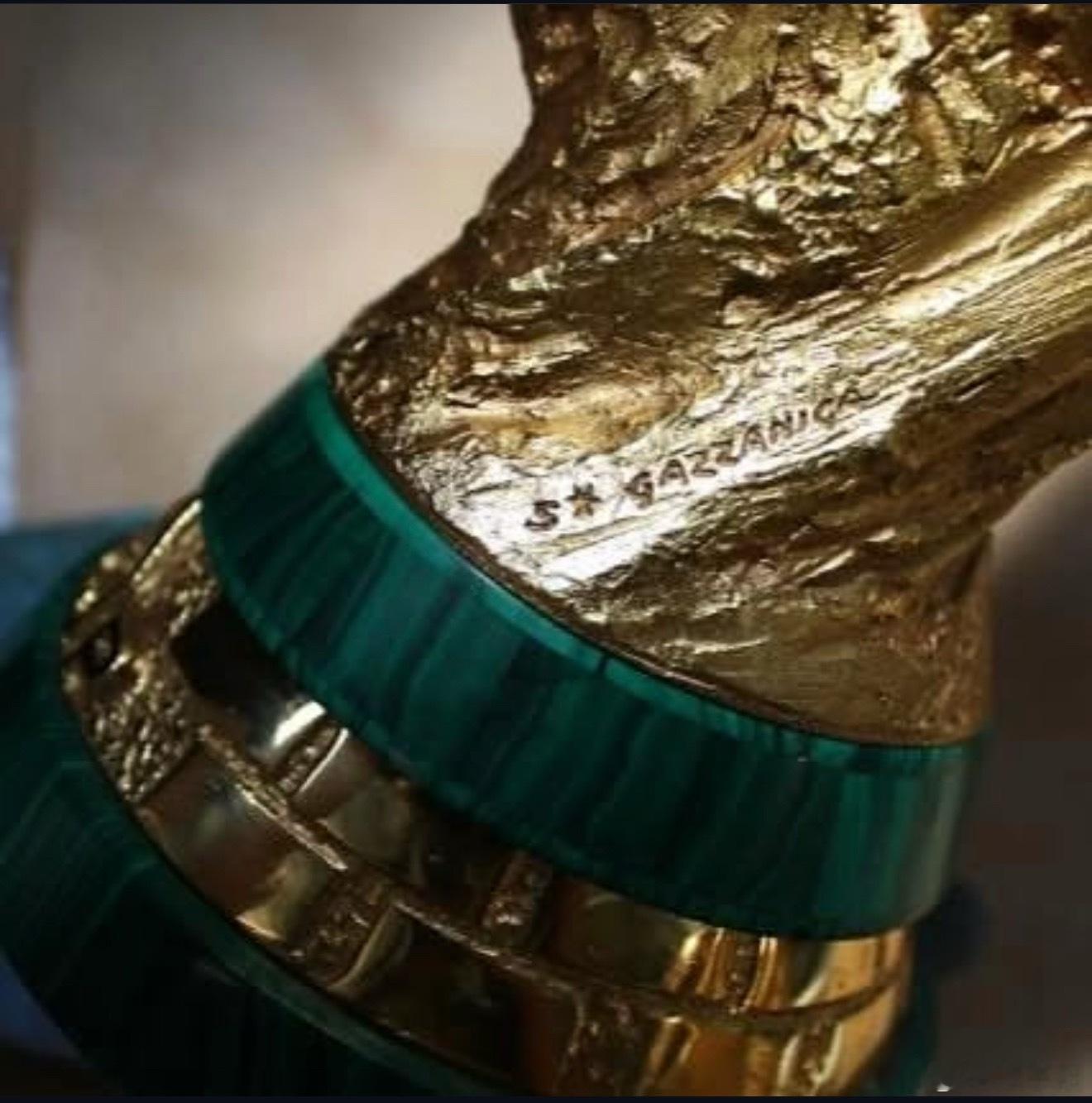 只有世界杯冠军才能把自己的名字留在杯底上，但是，却有一个人可以把自己的名字刻在世