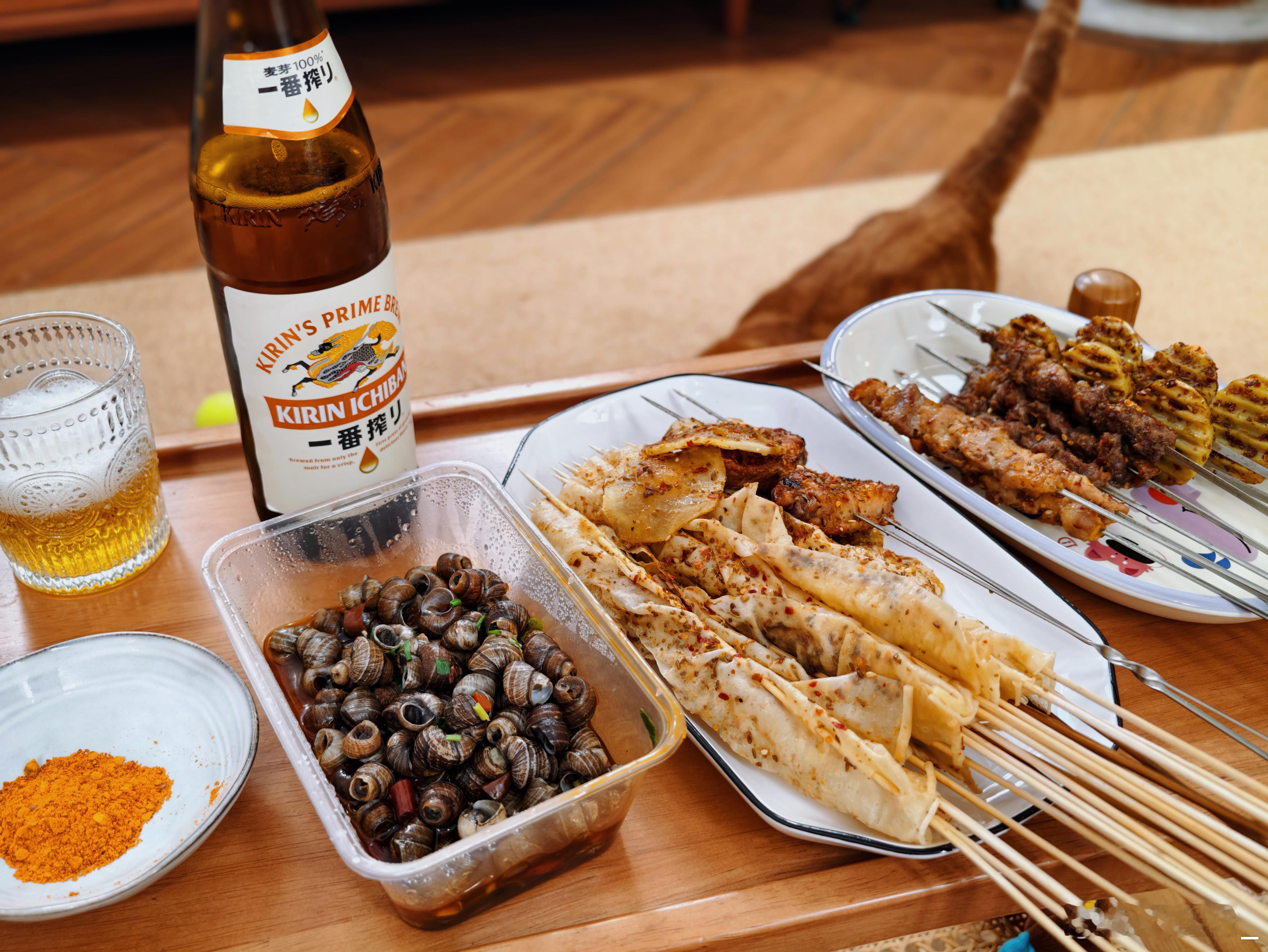 连着出差了一个多礼拜俺小汉堡终于是回来了赶紧一番榨跟东北烧烤安排上再打开电视，看