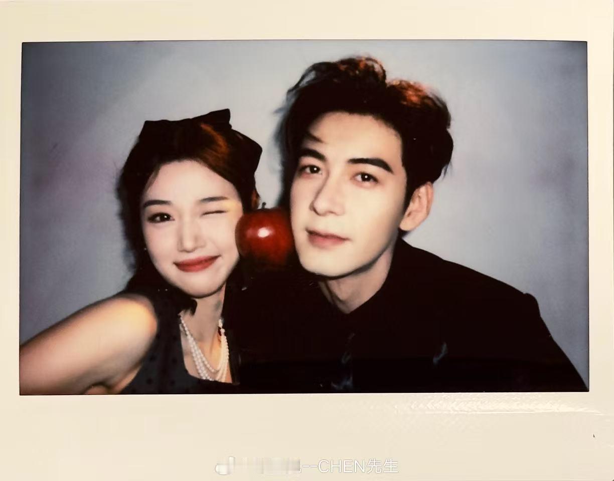 陈星旭卢昱晓互晒拍立得陈星旭卢昱晓轧戏拍立得陈星旭卢昱晓互晒拍立得 