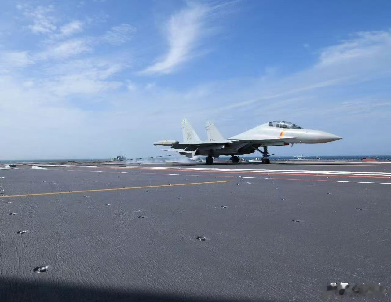 【歼15DT也弹了！！！——福建舰完成入列后首次训练归港】据央视军事消息，福建舰