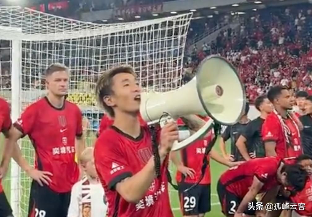 蓉城俱乐部太可恶，翻来覆去逗自己球迷玩，韦世豪说好的下一场把冠军奖杯带回成都，然