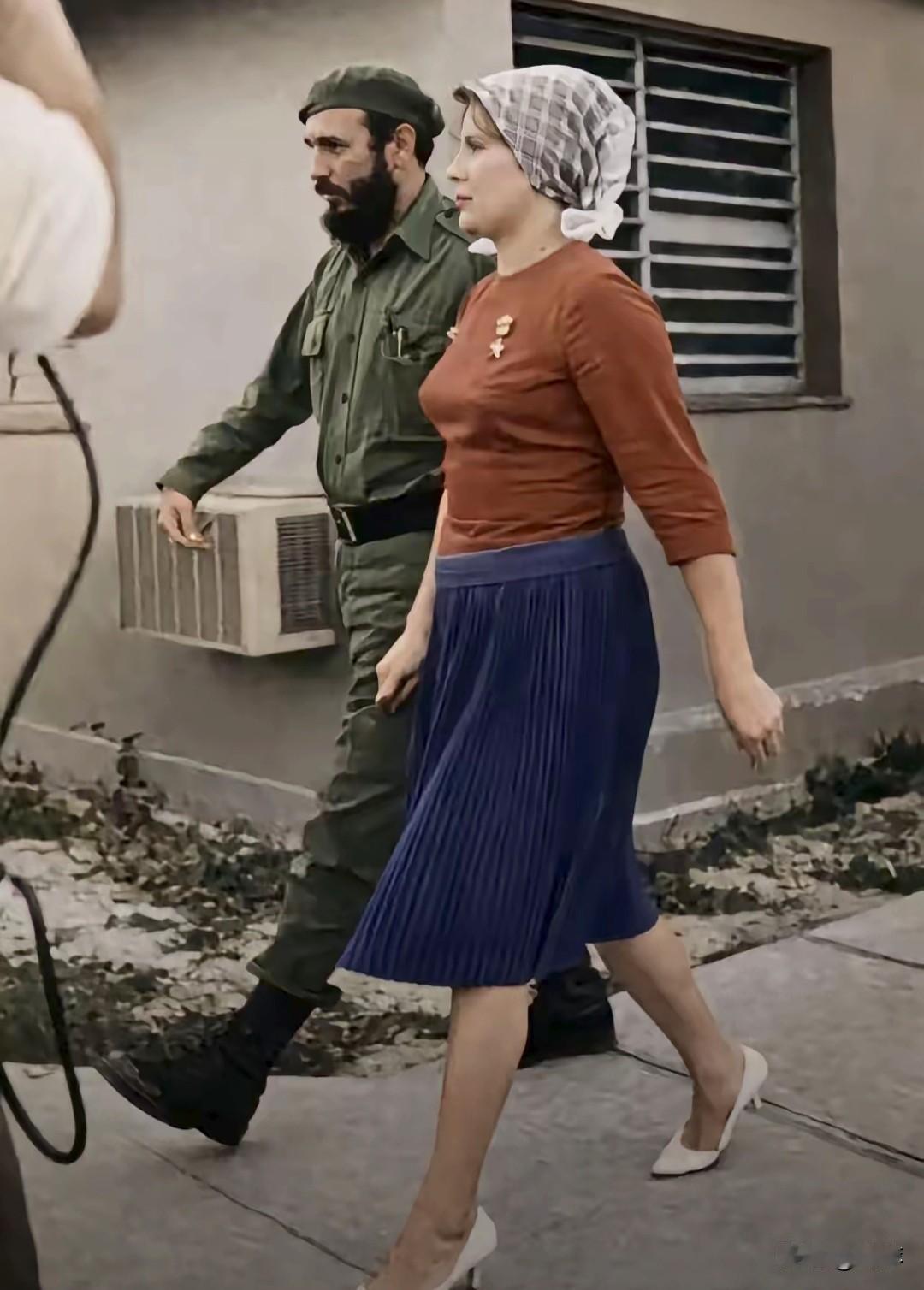 古巴革命领袖菲德尔·卡斯特罗，正与他的革命战友塞莉亚·桑切斯同行。卡斯特罗身着标