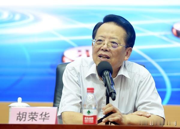 棋仙钟珍与胡荣华有可比性吗？
近来在抖音和快手刷象棋视频时，发现钟珍的象棋视频很