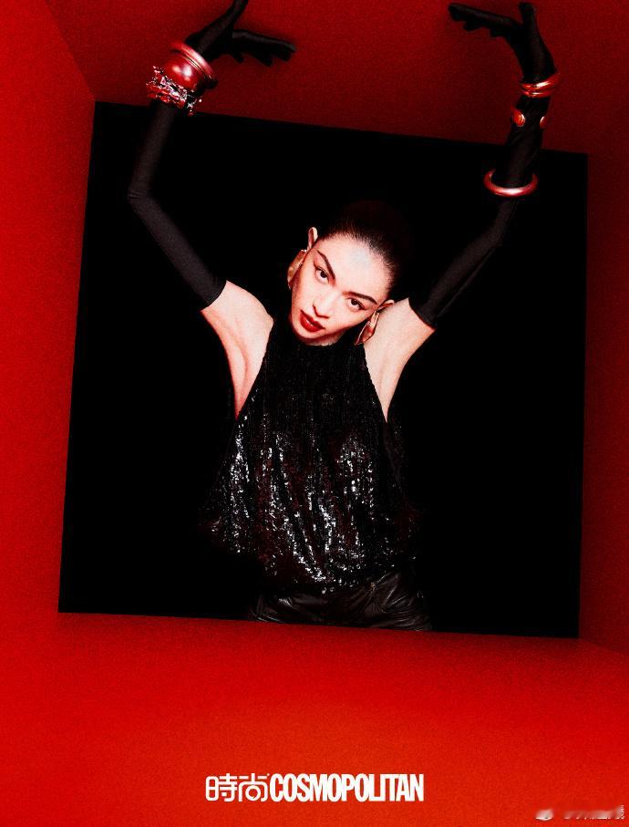 钟楚曦感谢cosmo   钟楚曦晒杂志内页  钟楚曦在杂志内页中，以浓墨重彩彰显