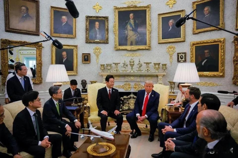 说了是去谈投资，实际上是去交保护费？
李在明真是大方，3500 亿美元，1500