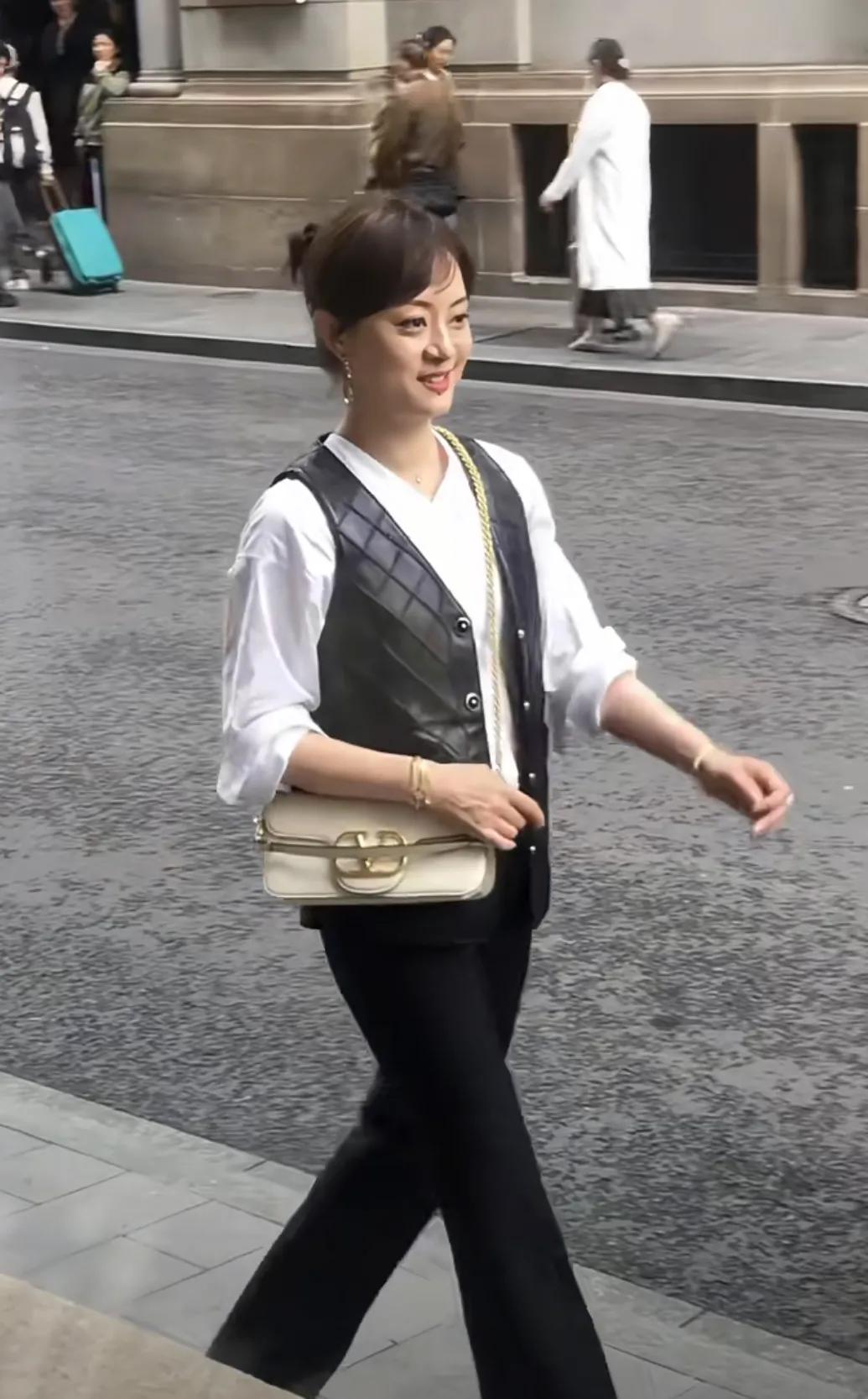 上海外滩的孙俪拍戏
为什么看孙俪都有邓超那味儿 
看邓超又有一点孙俪那味儿 
两