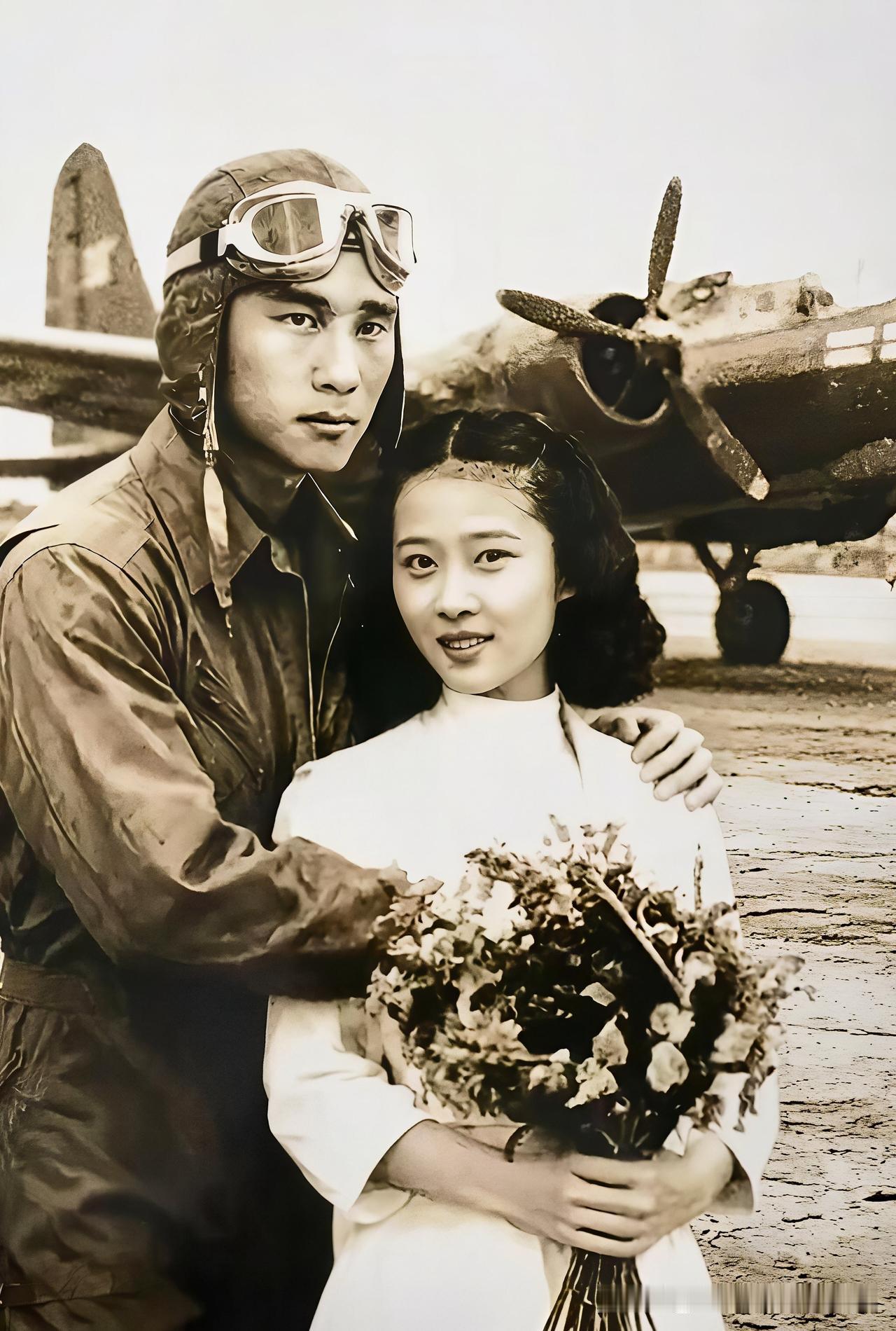 最悲壮的空战婚纱照：22岁他撞向日机殉国，留爱人一生思念
 
这张温柔青涩的合影